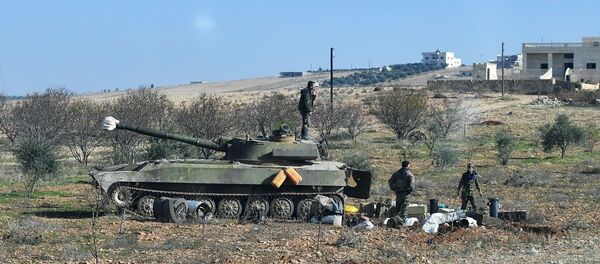 Сирийский солдаты у дороги в город Джарджаназ в сирийской провинции Идлиб. Михаил Воскресенский / РИА Новости Сирийский солдаты у дороги в город Джарджаназ в сирийской провинции Идлиб. Михаил Воскресенский / РИА Новости - 俄羅斯衛星通訊社