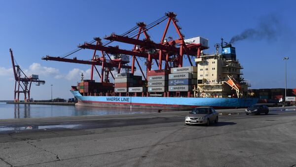 Разгрузка контейнерного судна в морском порту Латакия в Сирии на побережье Средиземного моря - 俄罗斯卫星通讯社