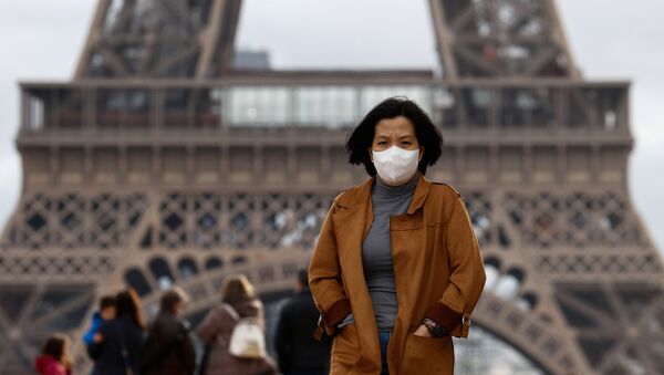 Женщина в защитной маске у Эйфелевой башни в Париже, Франция - 俄罗斯卫星通讯社