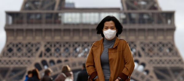 Женщина в защитной маске у Эйфелевой башни в Париже, Франция Женщина в защитной маске у Эйфелевой башни в Париже, Франция - 俄罗斯卫星通讯社