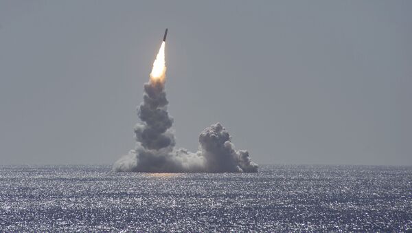 Испытание неснаряженной баллистической ракеты Trident II (D5LE) с подводной лодки типа Огайо у побережья города Сан-Диего в штате Калифорния - 俄羅斯衛星通訊社