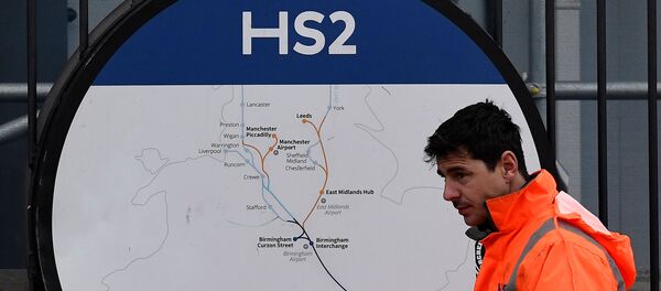 Рабочий на воне плана строительства магистрали HS2, соединяющей Лондон и Бирмингем Рабочий на воне плана строительства магистрали HS2, соединяющей Лондон и Бирмингем - 俄罗斯卫星通讯社