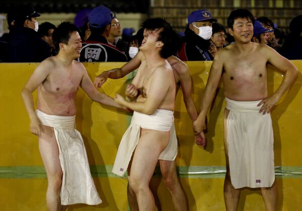 參加日本“裸祭”的男子 - 俄羅斯衛星通訊社
