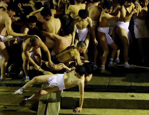 參加日本 “裸祭”的男子 - 俄羅斯衛星通訊社