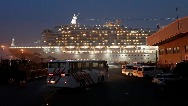 Автобусы у круизного лайнера Diamond Princess, помещенного в карантин у японского порта Йокогама - 俄羅斯衛星通訊社