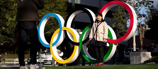 Женщины фотографируются на фоне олимпийских колец Женщины фотографируются на фоне олимпийских колец - 俄罗斯卫星通讯社