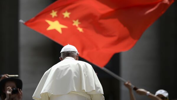 Папа Римский на фоне китайского флага - 俄羅斯衛星通訊社