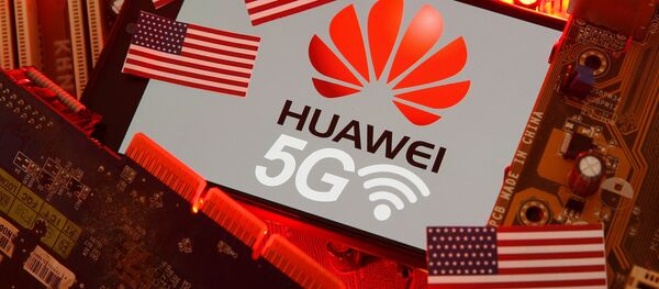 Huawei и флаг США - 俄罗斯卫星通讯社