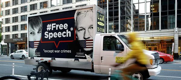 Постер с изображением Челси Мэннинг и основателя WikiLeaks Джулиана Ассанжа на автомобиле в Вашингтоне Постер с изображением Челси Мэннинг и основателя WikiLeaks Джулиана Ассанжа на автомобиле в Вашингтоне - 俄罗斯卫星通讯社