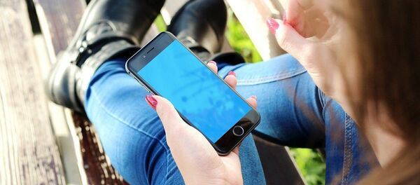 Девушка со смартфоном - 俄羅斯衛星通訊社