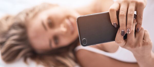 Девушка с телефоном - 俄罗斯卫星通讯社