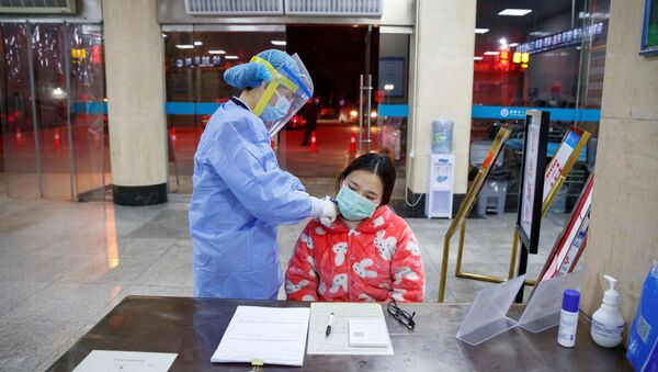 Медсестра измеряет температуру пациенту - 俄罗斯卫星通讯社