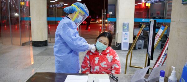 Медсестра измеряет температуру пациенту - 俄罗斯卫星通讯社