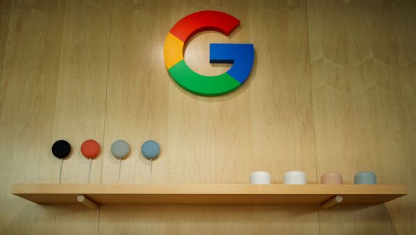 Смартфоны Google Pixel 4 на фоне логотипа Google - 俄羅斯衛星通訊社