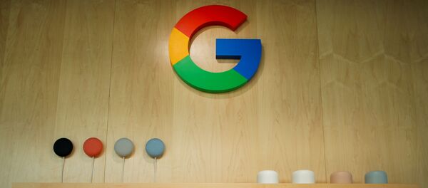 Смартфоны Google Pixel 4 на фоне логотипа Google - 俄羅斯衛星通訊社