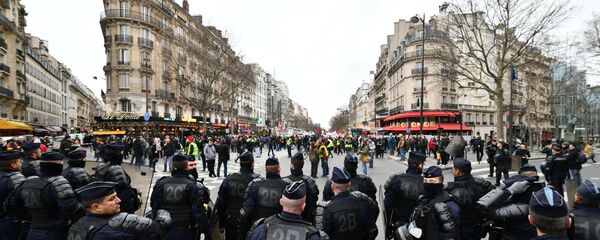 20.02.2020 Полиция и участники акции протеста против пенсионной реформы в Париже.  - 俄羅斯衛星通訊社