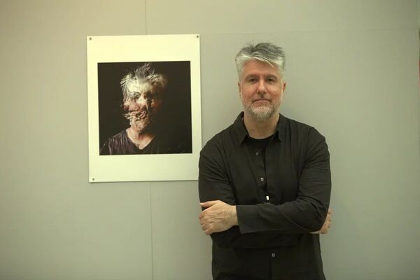 曾拍摄天价土豆照片的摄影师阿博什前往莫斯科出席俄罗斯现代艺术展 - 俄罗斯卫星通讯社