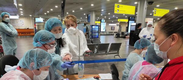 俄罗斯医务人员在机场为中国乘客做登记 - 俄罗斯卫星通讯社