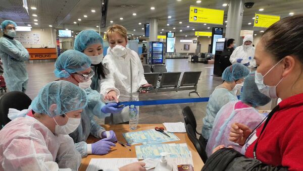俄罗斯医务人员在机场为中国乘客做登记 - 俄罗斯卫星通讯社