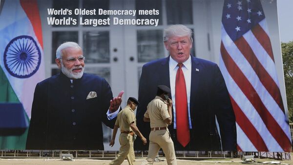 Indian policemen walks past a hoarding welcoming U.S President Donald Trump, at the airport ahead of his visit in Ahmedabad, India, Saturday, Feb. 22, 2020. - 俄羅斯衛星通訊社