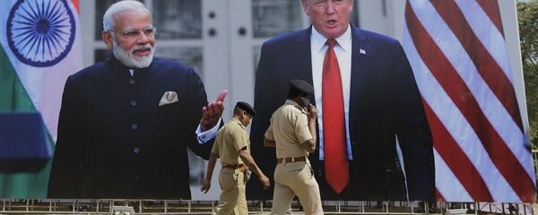 Indian policemen walks past a hoarding welcoming U.S President Donald Trump, at the airport ahead of his visit in Ahmedabad, India, Saturday, Feb. 22, 2020. - 俄羅斯衛星通訊社