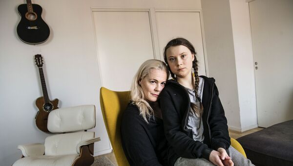 Greta Thunberg (R), 15, poses with her mother, opera singer Malena Ernman, in Stockholm, April 17, 2018.  - 俄羅斯衛星通訊社