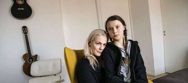 Greta Thunberg (R), 15, poses with her mother, opera singer Malena Ernman, in Stockholm, April 17, 2018.  - 俄羅斯衛星通訊社