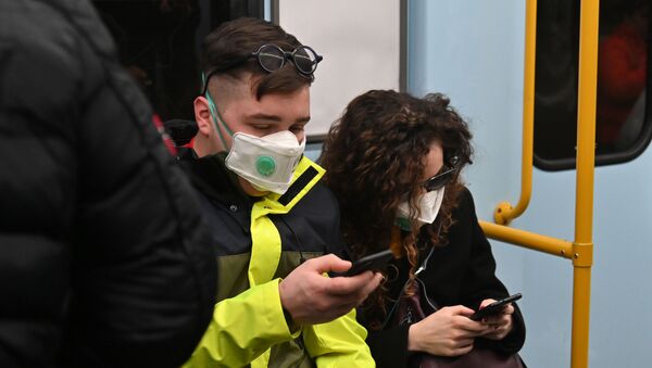 Commuters wearing protective respiratory mask are pictured in the underground subway in Milan on February 22, 2020 - 俄罗斯卫星通讯社