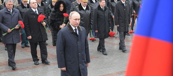 Президент РФ В. Путин и премьер-министр РФ М. Мишустин на церемонии возложения цветов к Могиле Неизвестного Солдата - 俄罗斯卫星通讯社