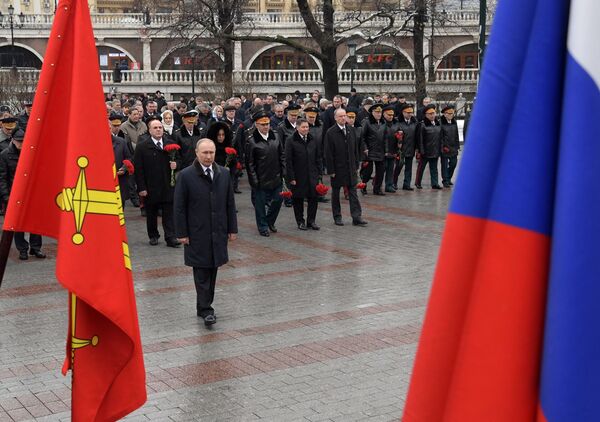 普京为莫斯科无名烈士墓献花 普京为莫斯科无名烈士墓献花 - 俄罗斯卫星通讯社