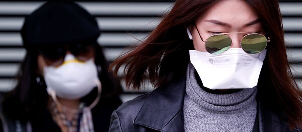 Девушка в защитной маске, Франция - 俄羅斯衛星通訊社