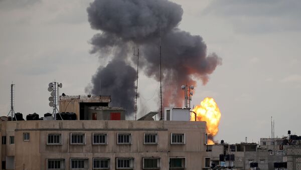 Пламя и дым поднимаются после израильского воздушного удара в южной части сектора Газа  - 俄羅斯衛星通訊社