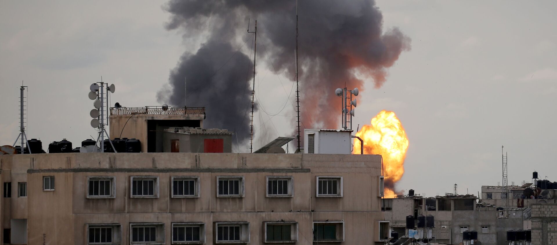 Пламя и дым поднимаются после израильского воздушного удара в южной части сектора Газа  - 俄罗斯卫星通讯社, 1920, 24.04.2021