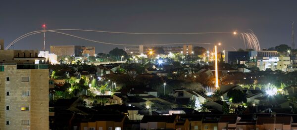 Израильская противоракетная система Железный купол запускает ракеты-перехватчики, Ашкелон, Израиль - 俄罗斯卫星通讯社