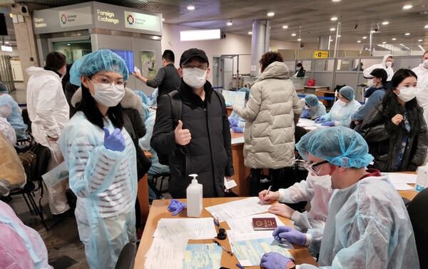 俄羅斯醫護人員在莫斯科謝列梅捷沃機場進行防疫工作 - 俄羅斯衛星通訊社
