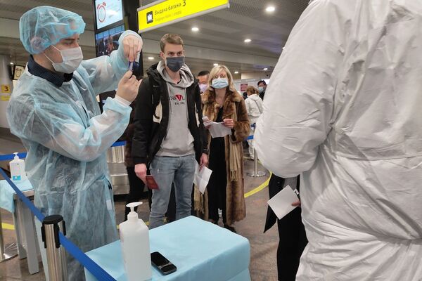 俄羅斯醫護人員在莫斯科謝列梅捷沃機場進行防疫工作 - 俄羅斯衛星通訊社
