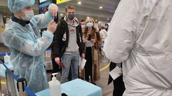俄罗斯医护人员在莫斯科谢列梅捷沃机场进行防疫工作 - 俄罗斯卫星通讯社