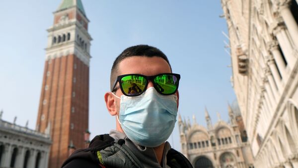 Турист в медицинской маске в Венеции - 俄羅斯衛星通訊社