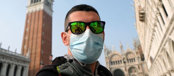 Турист в медицинской маске в Венеции Турист в медицинской маске в Венеции - 俄羅斯衛星通訊社