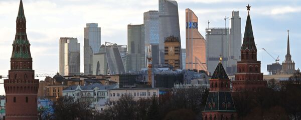 Московский Кремль и небоскребы делового центра Москва-сити.  - 俄罗斯卫星通讯社