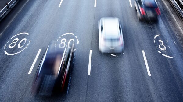 Автомобили едут по участку Третьего транспортного кольца в Москве с ограничением скорости 80 км/ч.  - 俄罗斯卫星通讯社