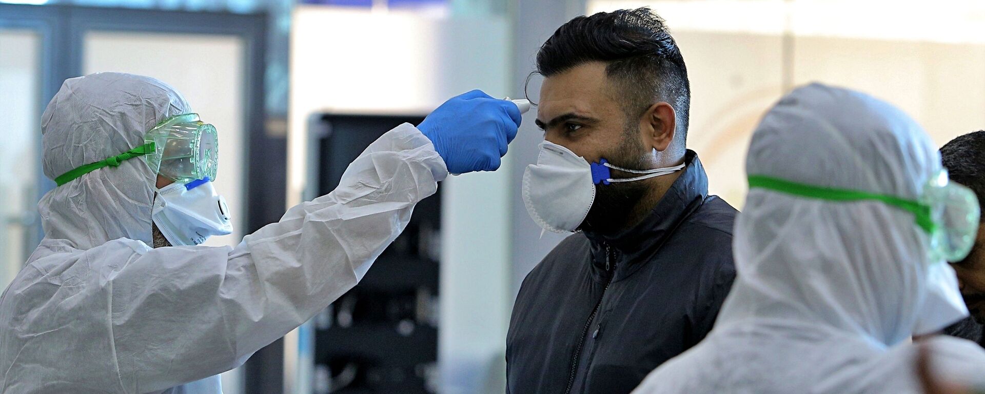 Медицинский персонал проверяет пассажиров, прибывающих из Ирана, в аэропорту Наджафа, Ирак - 俄羅斯衛星通訊社, 1920, 03.03.2021