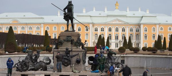 Завершение монтажа скульптурной группы фонтана Нептун Завершение монтажа скульптурной группы фонтана Нептун - 俄罗斯卫星通讯社