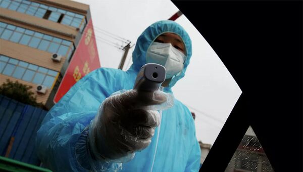 Медицинский работник с термометром на контрольно-пропускном пункте в Китае - 俄罗斯卫星通讯社