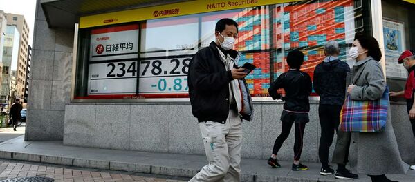 Прохожие проходят мимо табло Токийской фондовой биржи Прохожие проходят мимо табло Токийской фондовой биржи - 俄罗斯卫星通讯社