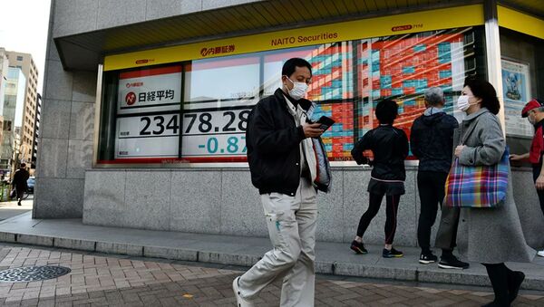Прохожие проходят мимо табло Токийской фондовой биржи - 俄罗斯卫星通讯社