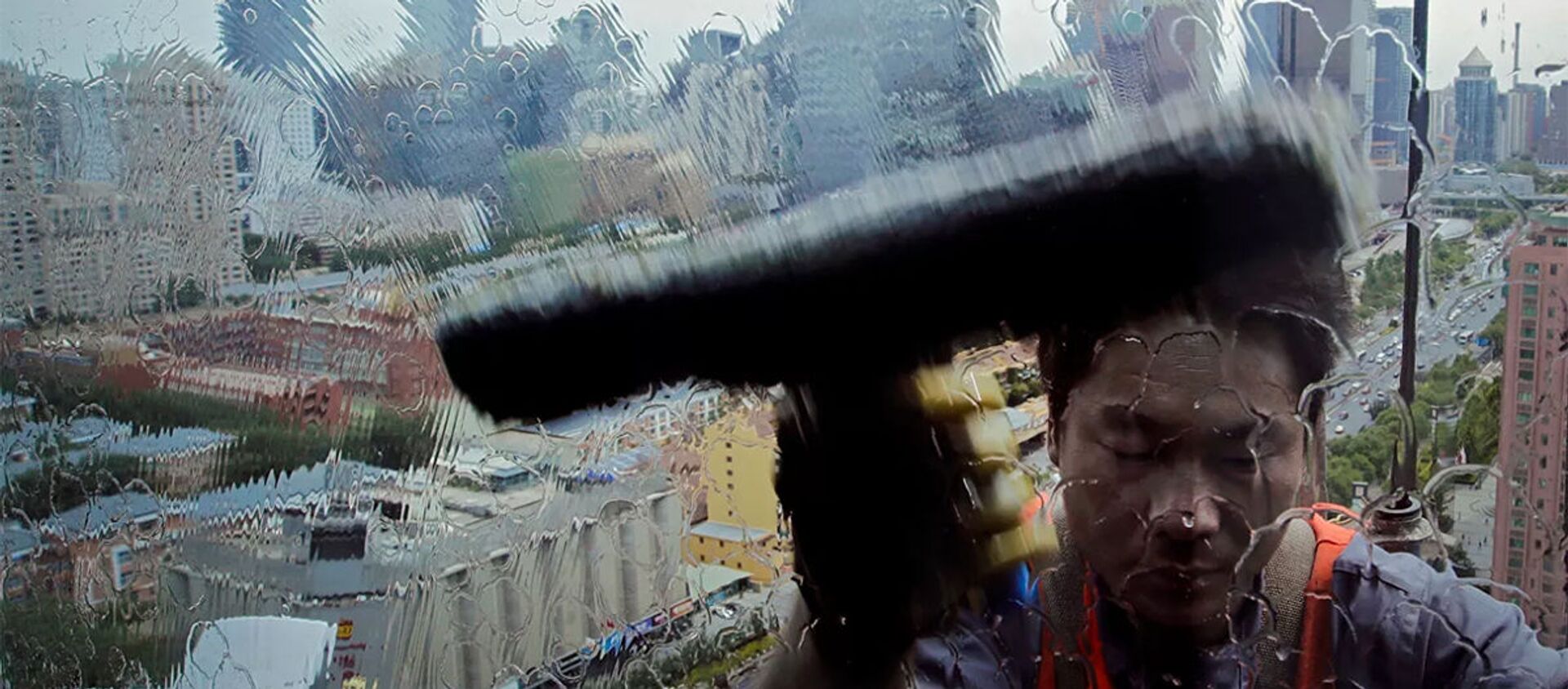 Работник моет окно в офисного здания в деловом районе Пекина. - 俄羅斯衛星通訊社, 1920, 08.06.2021