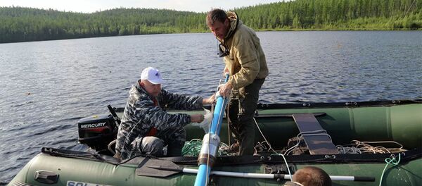 Полевая экспедиция. Отбор кернов в озере Заповедное - 俄罗斯卫星通讯社