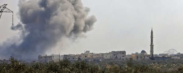 Дым после отражения атаки боевиков в районе деревни Нейраб в провинции Идлиб Дым после отражения атаки боевиков в районе деревни Нейраб в провинции Идлиб - 俄罗斯卫星通讯社