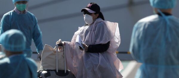 Эвакуированный пассажир с лайнера Diamond Princess  - 俄罗斯卫星通讯社